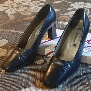 CARESSA BLACK LEATHER PUMPS SIZE 9